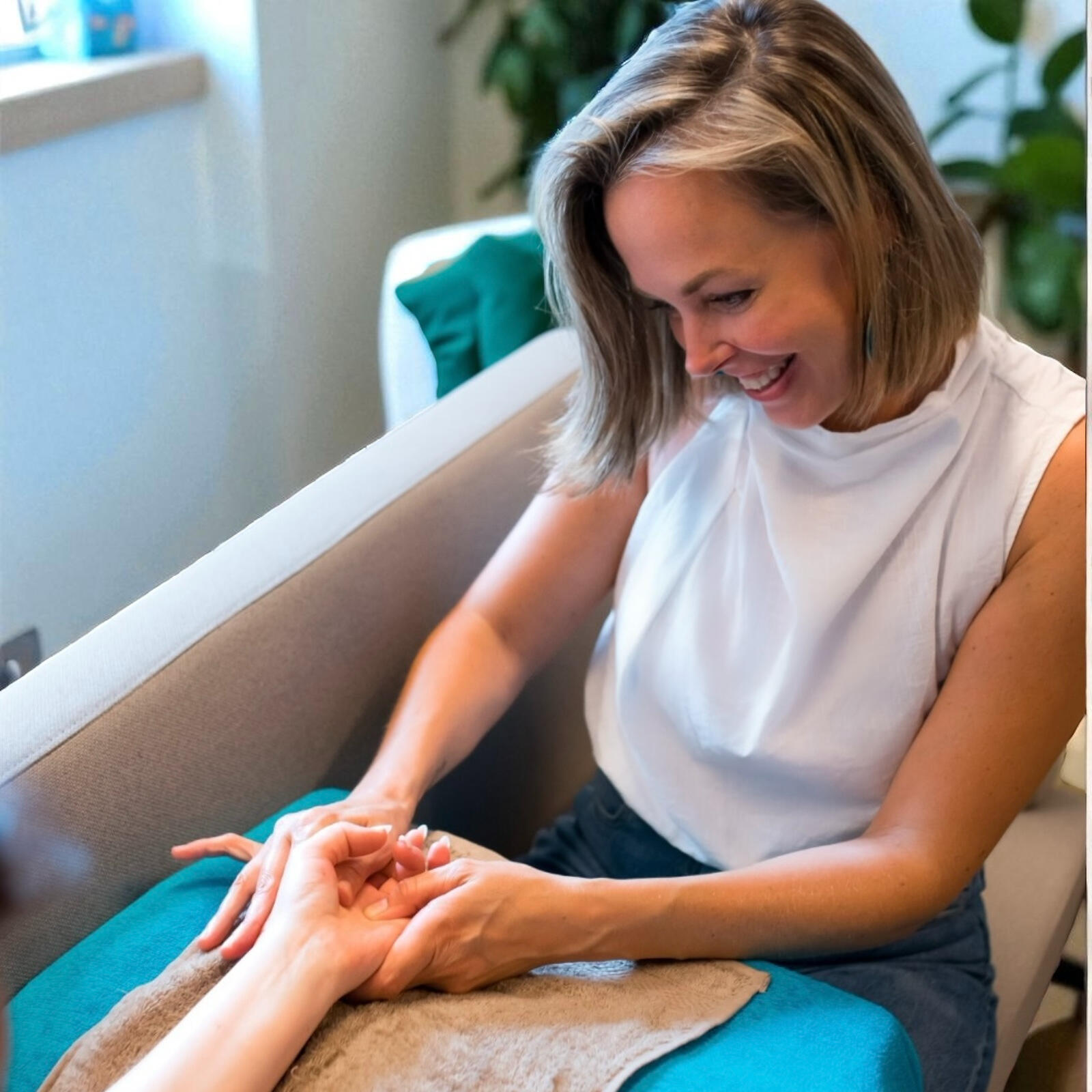 Handmassage tijdens werkmoment, rust en aandacht via aanraking, anti-stress, anti-rsi.